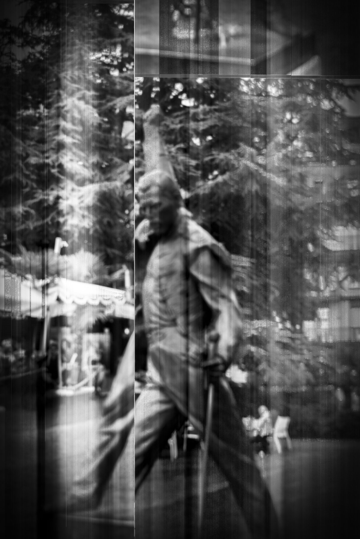 Statue de Freddie Mercury sur la place du marché de Montreux, Suisse — vue en noir et blanc