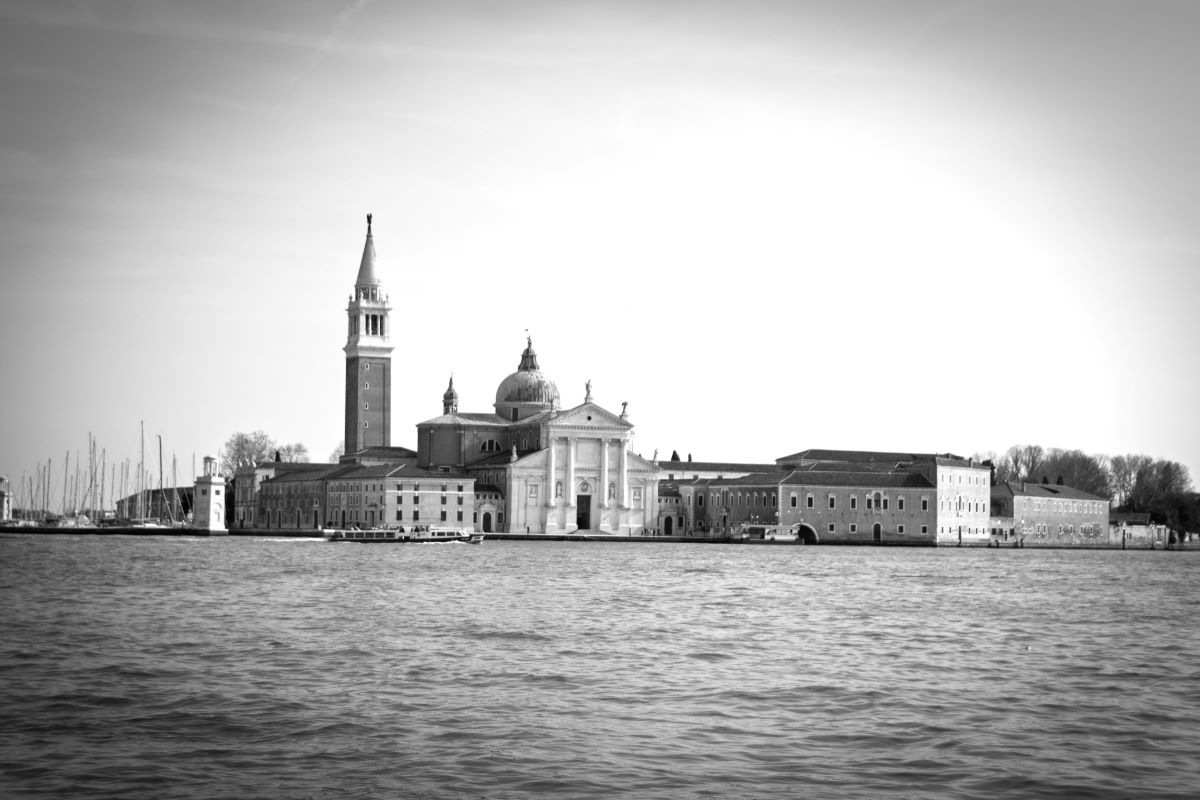 Venise Imaginaire #005 – Lignes architecturales en noir et blanc